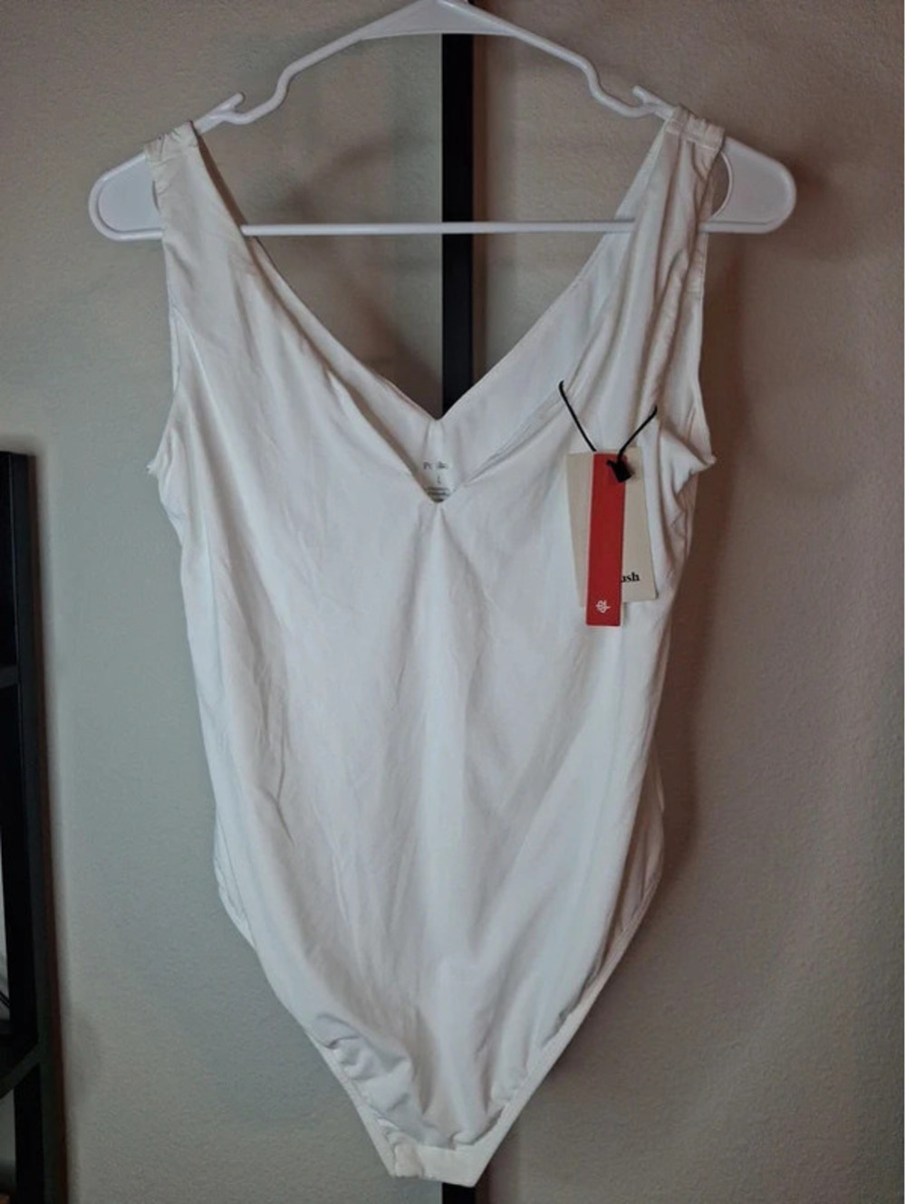 Popilush classic white sleeveless V-neck bodysuit NWT size L